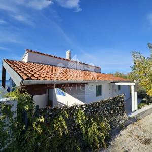 Samostojeća kuća s velikom okućnicom, 1. red do mora - LJUBAČ