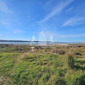 Samostojeća kuća s velikom okućnicom, 1. red do mora - LJUBAČ