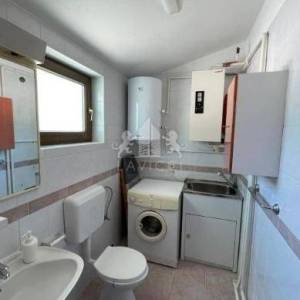 Samostojeća kuća s velikom okućnicom, 1. red do mora - LJUBAČ