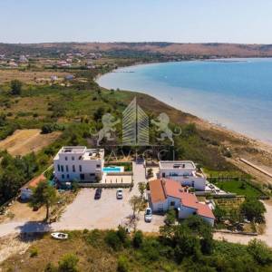 Samostojeća kuća s velikom okućnicom, 1. red do mora - LJUBAČ