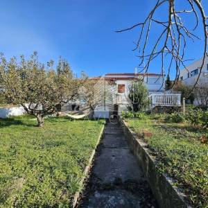 Samostojeća kuća s velikom okućnicom, 1. red do mora - LJUBAČ