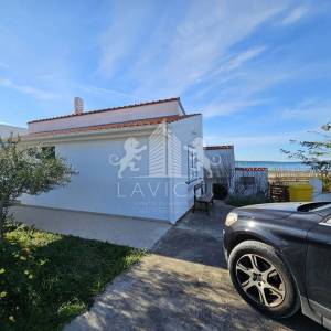 Samostojeća kuća s velikom okućnicom, 1. red do mora - LJUBAČ