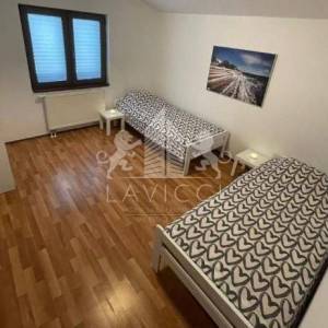 Samostojeća kuća s velikom okućnicom, 1. red do mora - LJUBAČ