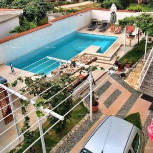 Samostojeća kuća u Valbandonu!