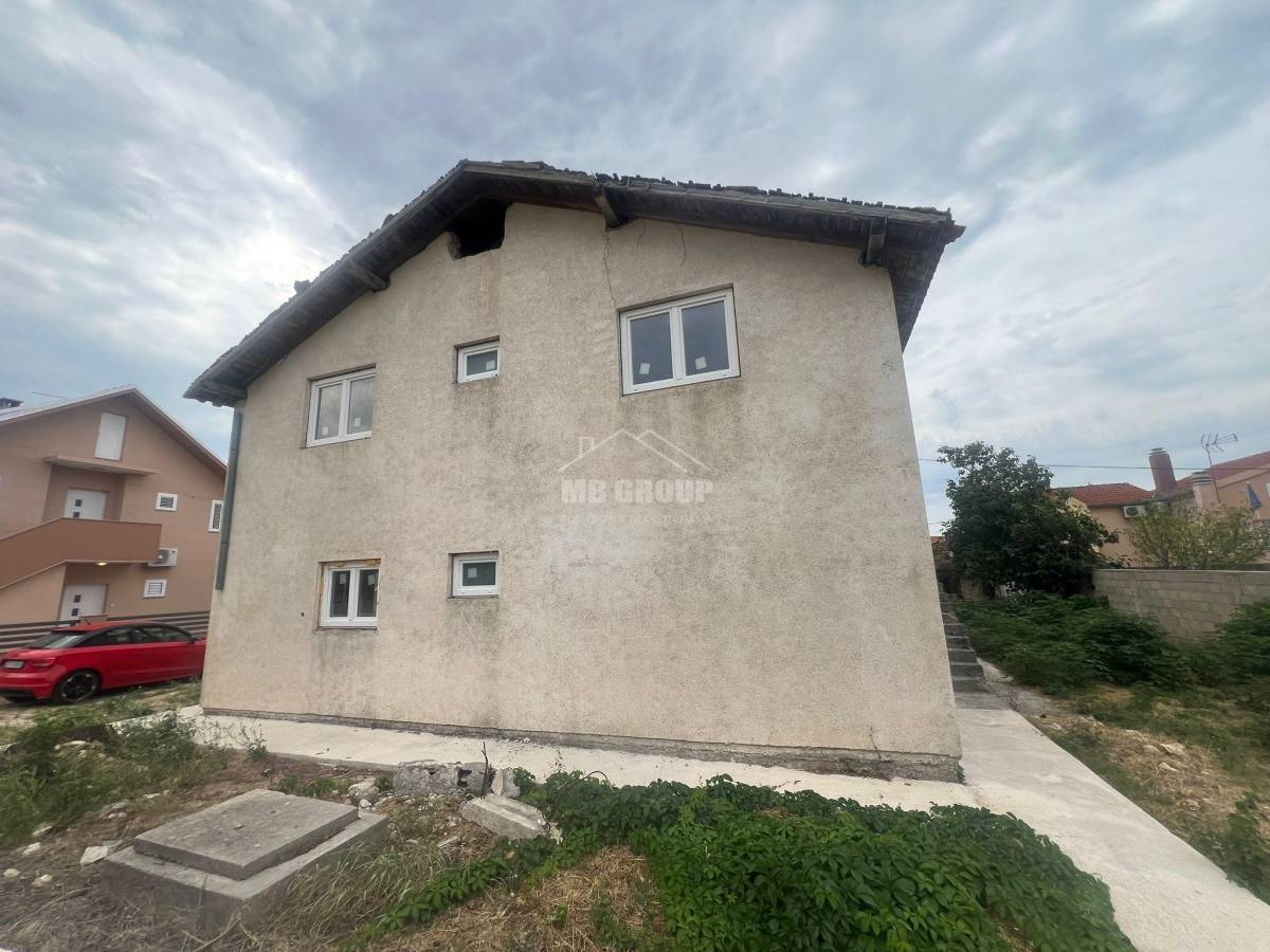 SAMOSTOJEĆA KUĆA ZA RENOVACIJU, MIRNA I TIHA POZICIJA, KAKMA – BIOGRAD