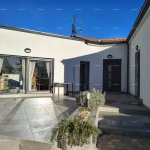 Samostojeća prizemnica s bazenom!