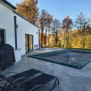 Samostojeća prizemnica s bazenom!