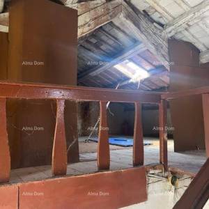 Šarmantna kuća u Vrsaru s potencijalom za preuređenje blizu obale