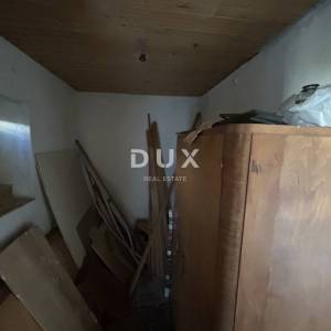 ŠIBENIK, MANDALINA – PRILIKA! Građevinsko zemljište s dvjema starim kućama i pogledom na more i marinu