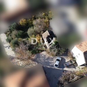 ŠIBENIK, MANDALINA – PRILIKA! Građevinsko zemljište s dvjema starim kućama i pogledom na more i marinu