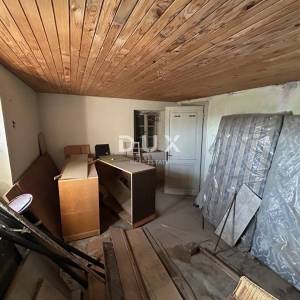 ŠIBENIK, MANDALINA – PRILIKA! Građevinsko zemljište s dvjema starim kućama i pogledom na more i marinu