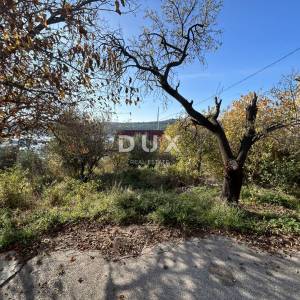 ŠIBENIK, MANDALINA – PRILIKA! Građevinsko zemljište s dvjema starim kućama i pogledom na more i marinu