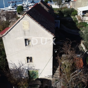 ŠIBENIK, MANDALINA – PRILIKA! Građevinsko zemljište s dvjema starim kućama i pogledom na more i marinu