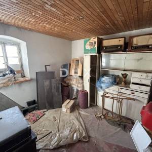 ŠIBENIK, MANDALINA – PRILIKA! Građevinsko zemljište s dvjema starim kućama i pogledom na more i marinu