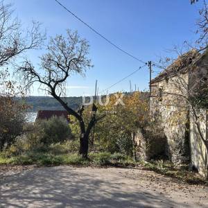 ŠIBENIK, MANDALINA – PRILIKA! Građevinsko zemljište s dvjema starim kućama i pogledom na more i marinu