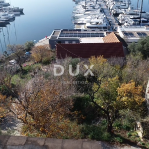 ŠIBENIK, MANDALINA – PRILIKA! Građevinsko zemljište s dvjema starim kućama i pogledom na more i marinu