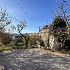 ŠIBENIK, MANDALINA – PRILIKA! Građevinsko zemljište s dvjema starim kućama i pogledom na more i marinu