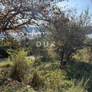 ŠIBENIK, MANDALINA – PRILIKA! Građevinsko zemljište s dvjema starim kućama i pogledom na more i marinu