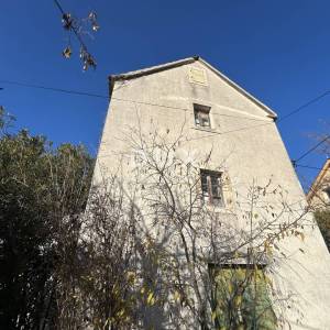 ŠIBENIK, MANDALINA – PRILIKA! Građevinsko zemljište s dvjema starim kućama i pogledom na more i marinu