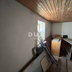 ŠIBENIK, MANDALINA – PRILIKA! Građevinsko zemljište s dvjema starim kućama i pogledom na more i marinu