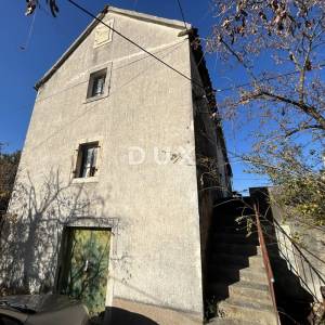 ŠIBENIK, MANDALINA – PRILIKA! Građevinsko zemljište s dvjema starim kućama i pogledom na more i marinu