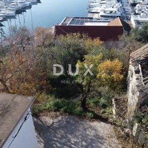 ŠIBENIK, MANDALINA – PRILIKA! Građevinsko zemljište s dvjema starim kućama i pogledom na more i marinu