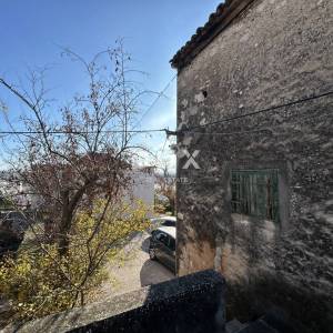 ŠIBENIK, MANDALINA – PRILIKA! Građevinsko zemljište s dvjema starim kućama i pogledom na more i marinu