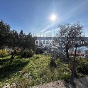 ŠIBENIK, MANDALINA – PRILIKA! Građevinsko zemljište s dvjema starim kućama i pogledom na more i marinu