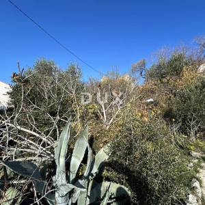 ŠIBENIK, MANDALINA – PRILIKA! Građevinsko zemljište s dvjema starim kućama i pogledom na more i marinu