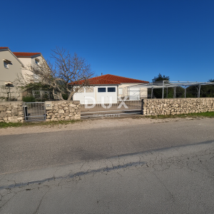 ŠIBENIK, PIROVAC – Kuća s 3 velika stana, prostranim dvorištem i odličnom lokacijom, 300 m od mora!