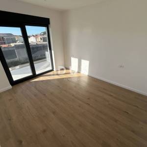 ŠIBENIK, TRIBUNJ – Dvosoban stan u novogradnji sa pogledom na more! PRILIKA!