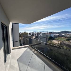 ŠIBENIK, TRIBUNJ – Dvosoban stan u novogradnji sa pogledom na more! PRILIKA!