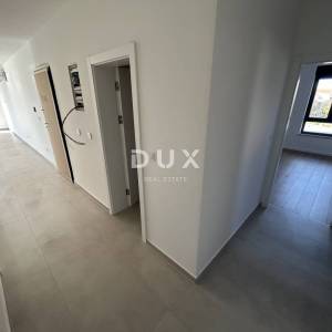 ŠIBENIK, TRIBUNJ – Prostrani trosoban stan u novogradnji! PRILIKA!