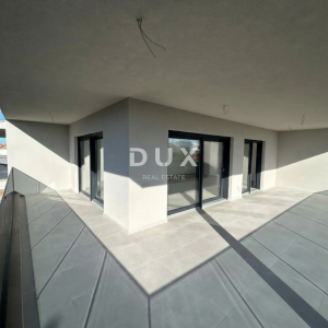 ŠIBENIK, TRIBUNJ – Prostrani trosoban stan u novogradnji! PRILIKA!