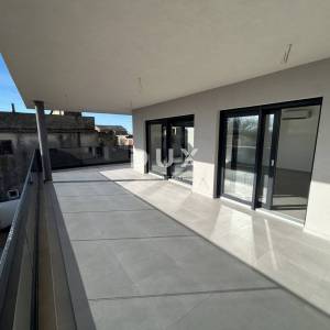 ŠIBENIK, TRIBUNJ – Prostrani trosoban stan u novogradnji! PRILIKA!