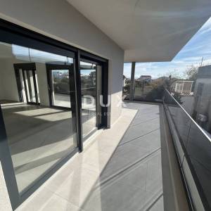 ŠIBENIK, TRIBUNJ – Prostrani trosoban stan u novogradnji! PRILIKA!