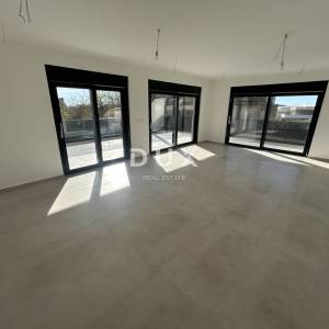 ŠIBENIK, TRIBUNJ – Prostrani trosoban stan u novogradnji! PRILIKA!