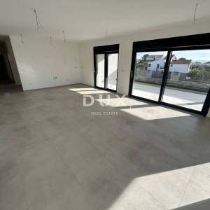 ŠIBENIK, TRIBUNJ – Prostrani trosoban stan u novogradnji! PRILIKA!