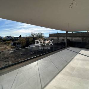 ŠIBENIK, TRIBUNJ – Prostrani trosoban stan u novogradnji! PRILIKA!