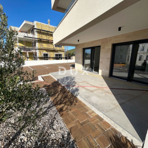 ŠIBENIK, TRIBUNJ - Stan u prizemlju kvalitetne novogradnje