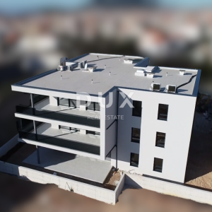 ŠIBENIK, TRIBUNJ – Stan u prizemlju novogradnje s dvorištem! PRILIKA!