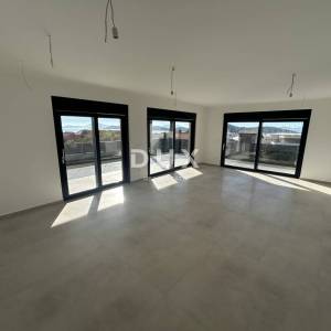 ŠIBENIK, TRIBUNJ – Trosoban stan s očaravajućim pogledom na more! NOVOGRADNJA!