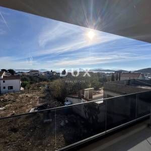 ŠIBENIK, TRIBUNJ – Trosoban stan s očaravajućim pogledom na more! NOVOGRADNJA!