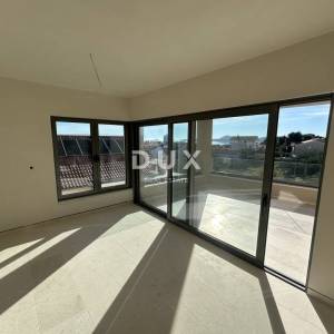 ŠIBENIK, VODICE – Luksuzni penthouse s tri terase, liftom i pogledom na more!