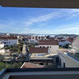 ŠIBENIK, VODICE – Luksuzni penthouse s tri terase, liftom i pogledom na more!