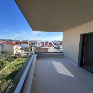 ŠIBENIK, VODICE – Luksuzni penthouse s tri terase, liftom i pogledom na more!