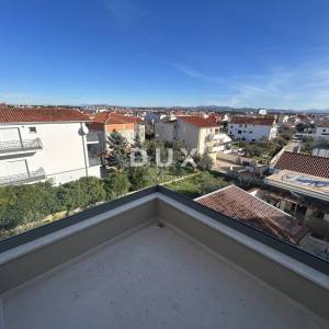 ŠIBENIK, VODICE – Luksuzni penthouse s tri terase, liftom i pogledom na more!