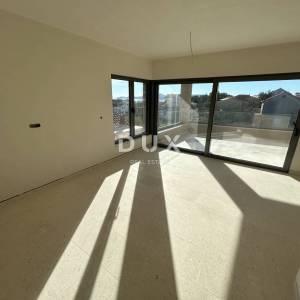 ŠIBENIK, VODICE – Luksuzni penthouse s tri terase, liftom i pogledom na more!