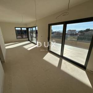 ŠIBENIK, VODICE – Luksuzni penthouse s tri terase, liftom i pogledom na more!