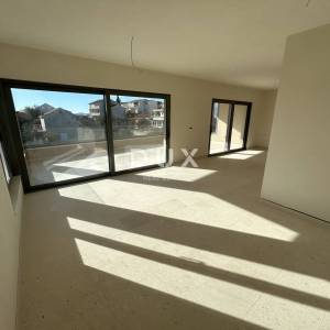 ŠIBENIK, VODICE – Luksuzni penthouse s tri terase, liftom i pogledom na more!